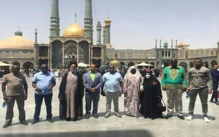 حضور سفیر کنیا در حرم مطهر حضرت معصومه (س) حضور سفیر کنیا در حرم مطهر حضرت معصومه (س)
